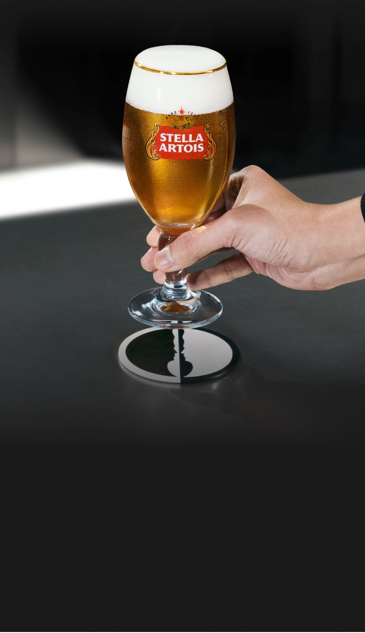 스텔라 아르투아 와 넷플릭스 흑백요리사 시즌2 콜라보 이미지로 흑백요리사 코스트와 흑 요리사가 생맥주가 담긴 챨리스 잔을 들고 있습니다.