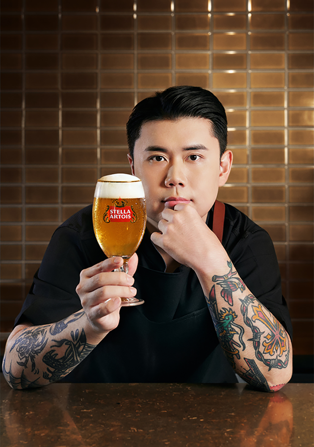 권성동 쉐프가 스텔라 아르투아 생맥주가 가득찬 전용잔인 챌리스 잔을 들고 카메라를 응시하고 있습니다