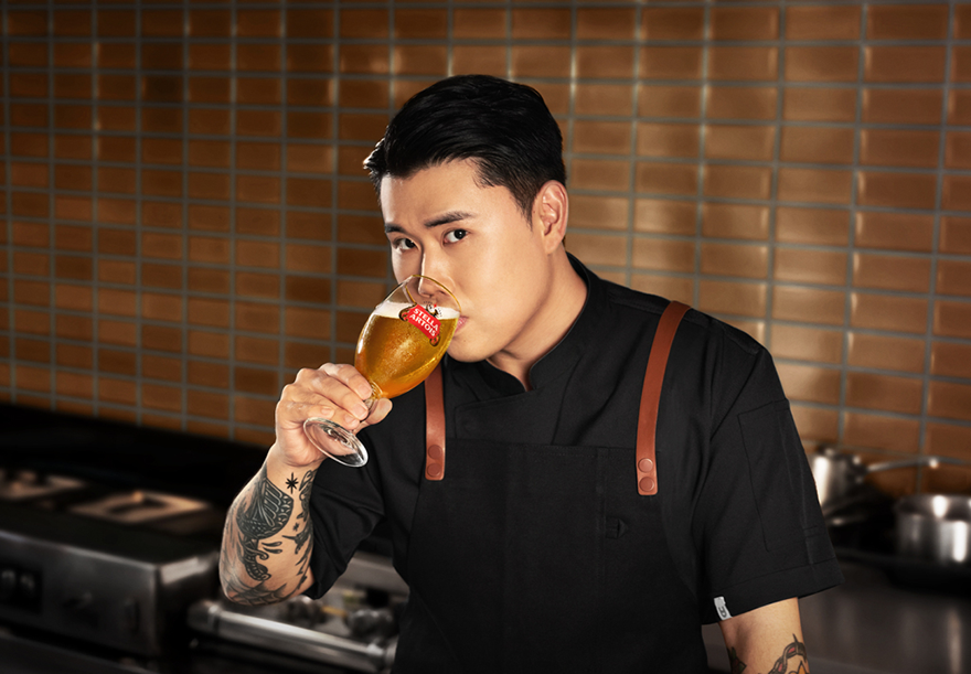 권성동 쉐프가 스텔라 아르투아 생맥주가 가득찬 전용잔인 챌리스 잔을 들고 마시면서 카메라를 응시하고 있습니다