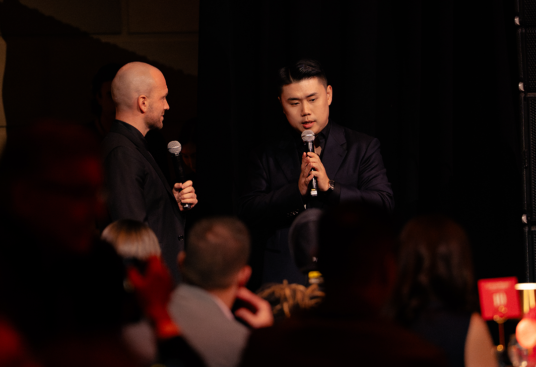 스텔라 아르투아 Let's Do Dinnet 행사장에서 마이크 잡고 대화중인 나폴리 맛피아 권성준 쉐프의 모습입니다.