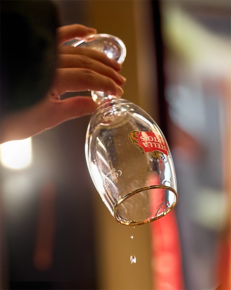 퍼펙트 서브의 시작, 깨끗한 챌리스에서부터 스텔라 아르투아 생맥주 전용 잔인 챌리스 잔을 물로 헹군 후 물기를 털고 있습니다.